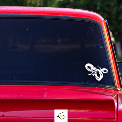 Стикер за кола - Съскаща Змия Стикер за кола с изображение на съскаща змия, който излъчва смелост и индивидуалност. Перфектен акцент за любители на рептили и приключения, с ярки цветове и детайлно оформление, който показва вашата уникалност на пътя.