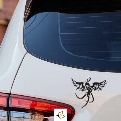 Стикер за кола - Изкуството на Феникса "Изкуството на Феникса" - стикер за кола, изобразяващ великолепния феникс. Този уникален дизайн придава енергия и вдъхновение на автомобила ви, с ярки цветове и детайлни линии, които привлекат вниманието. Перфектен за любителите на митологията и тези, които искат да се отличават на пътя!