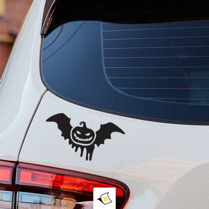 Стикер за кола - Комична Тиква Прилеп Стикер за кола с комична тиква и прилеп, който добавя хумор и играчевост на вашето возило.