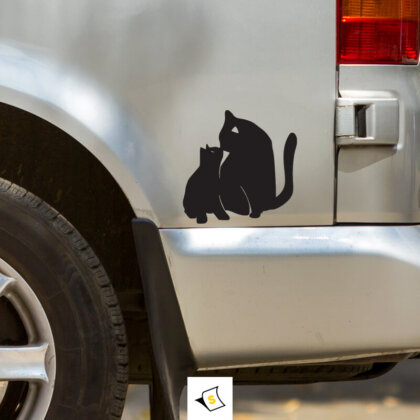 Стикер за кола - Бебе Котка с Мама Котка Стикер за кола с изображение на бебе котка, заобиколено от мама котка. Дизайнът излъчва нежност и любов, добавяйки игриво настроение на вашето превозно средство, перфектен за любителите на котки и за тези, които обичат да покажат обичта си към животните.