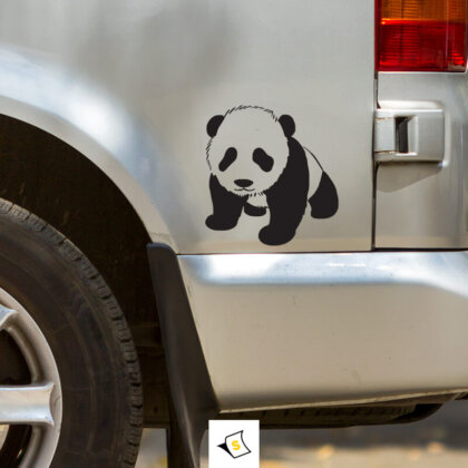 Стикер за кола - Бебе Панда Стикер за кола с изображение на сладко бебе панда, символизиращо нежност и игривост. Перфектният аксесоар за любителите на животни, който придава очарование и индивидуалност на вашия автомобил.