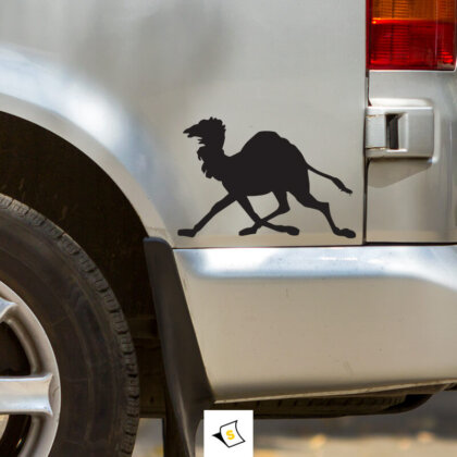 Стикер за кола - Бягаща Камила Стикер за кола с изображение на бягаща камила, символизираща издръжливост и адаптивност. Перфектен за любители на пътешествията и приключенията в пустинята.