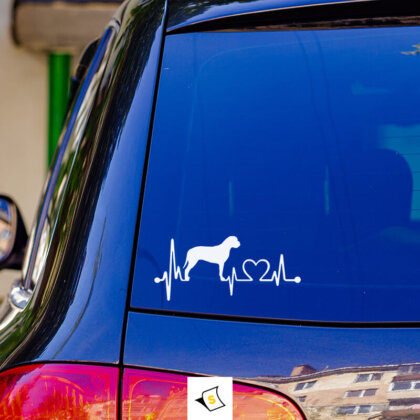 Стикер за кола - Булмастиф Любов Стикер с изображение на булмастиф, символизиращ лоялност и обич. Дизайнът подчертава величествения вид на порода, акцентирайки на дълбоката връзка между кучето и неговия собственик.