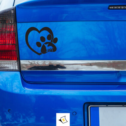 Стикер за кола - Куче Чихуахуа Лапичка Стикер за кола с изображение на симпатично куче Чихуахуа, с големи уши и очи, стоящо върху лапичка. Изобразен в ярки цветове, с весела изразителност, символизиращо любов към домашните любимци. Идеален за любителите на кучета, които искат да покажат своята привързаност към чихуахуа.