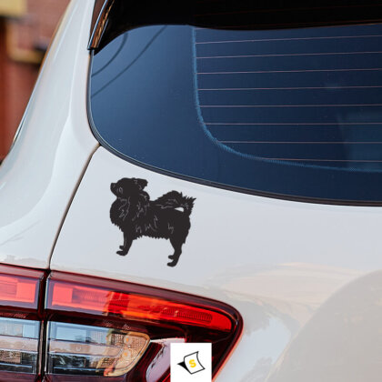 Стикер за кола - Дългокосместо Чихуахуа Стикер за кола с изображение на дългокосместо чихуахуа, с весела физиономия и големи уши, изразяващ любов към породата.