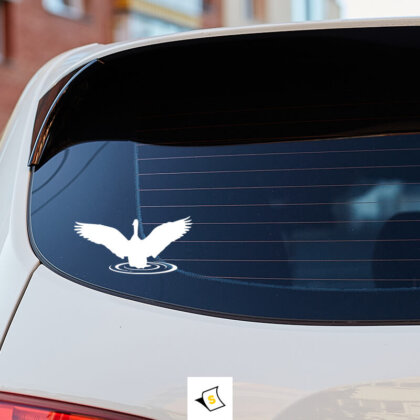 Стикер за кола с ефирен лебед, символизиращ елегантност, чистота и грация.